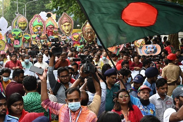 ஷேக் ஹசீனா  இராஜினாமா -தொடரும்  போராட்டம்! 